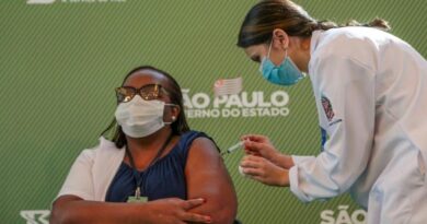 Foto: Enfermeira Mônica Calazans, de 54 anos, é a primeira brasileira a receber dose da vacina Coronavac - imagem do Governo do Estado de São Paulo.