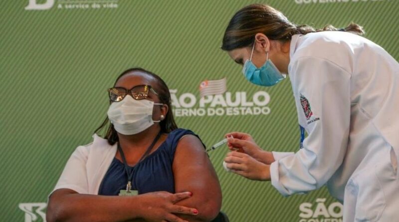 Foto: Enfermeira Mônica Calazans, de 54 anos, é a primeira brasileira a receber dose da vacina Coronavac - imagem do Governo do Estado de São Paulo.