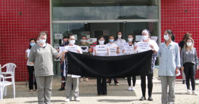 Profissionais da saúde prestaram solidariedade às vítimas da Covid-19.