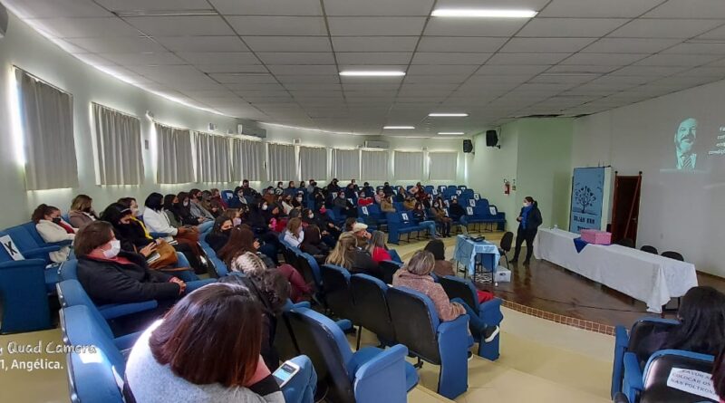 Capacitação foi realizada no anfiteatro do município.