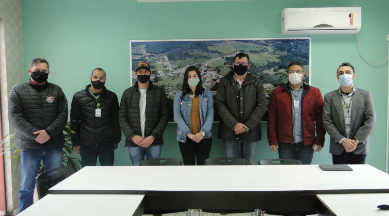 Na foto da esquerda para a direita - Marcio Coelho (Secretário de Administração e Finanças), Jackson da Silva (Supervisor de Educação Básica), Claudio Schmoeller (Secretário de Assistência Social), Alice Pessoa (Vice-Prefeita), João Eduardo (Prefeito), Ad