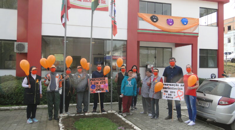 Alunos e Professor da APAE com o Prefeito Municipal em frente a Prefeitura de Bocaina do Sul