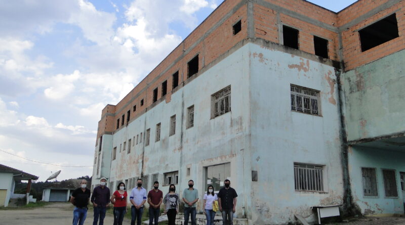 Na foto: Prefeito e Vice-Prefeita com os Secretários Municipais em frente as antigas instalações do Hospital São José.