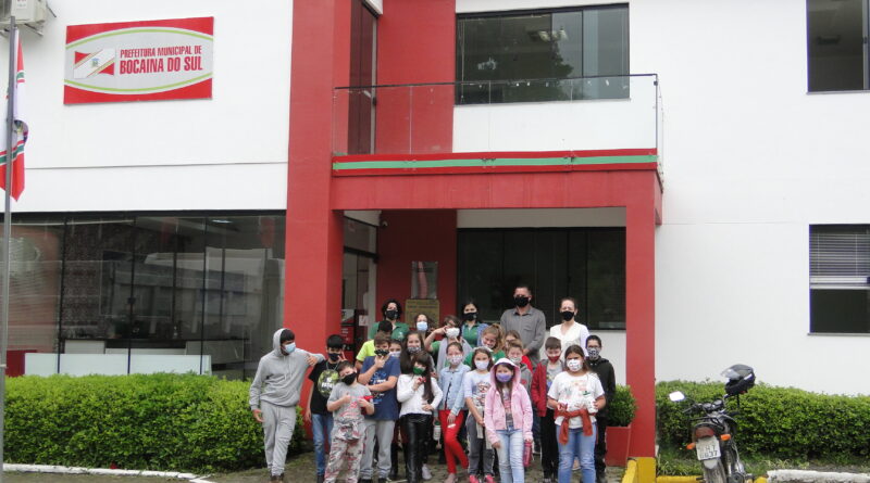 Alunos da Escola Básica Padre Theodoro Bauschulte visitam a Prefeitura Municipal.