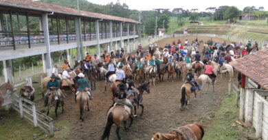 Aproximadamente 200 cavaleiros participaram do evento.