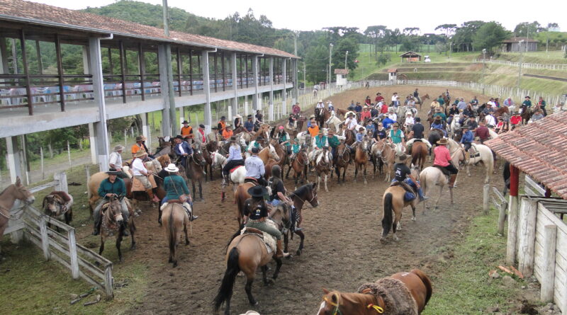 Aproximadamente 200 cavaleiros participaram do evento.