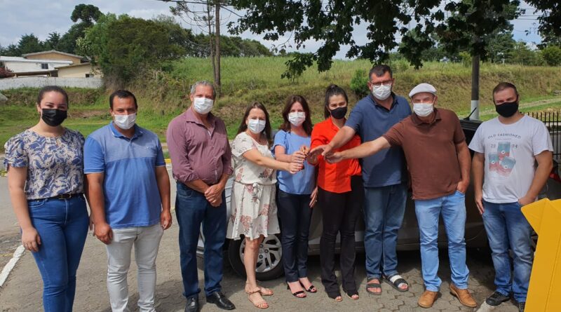 Deputada Federal Carmen Zanotto fazendo a entrega das chaves do novo veículoa para a Secretária de Educação.