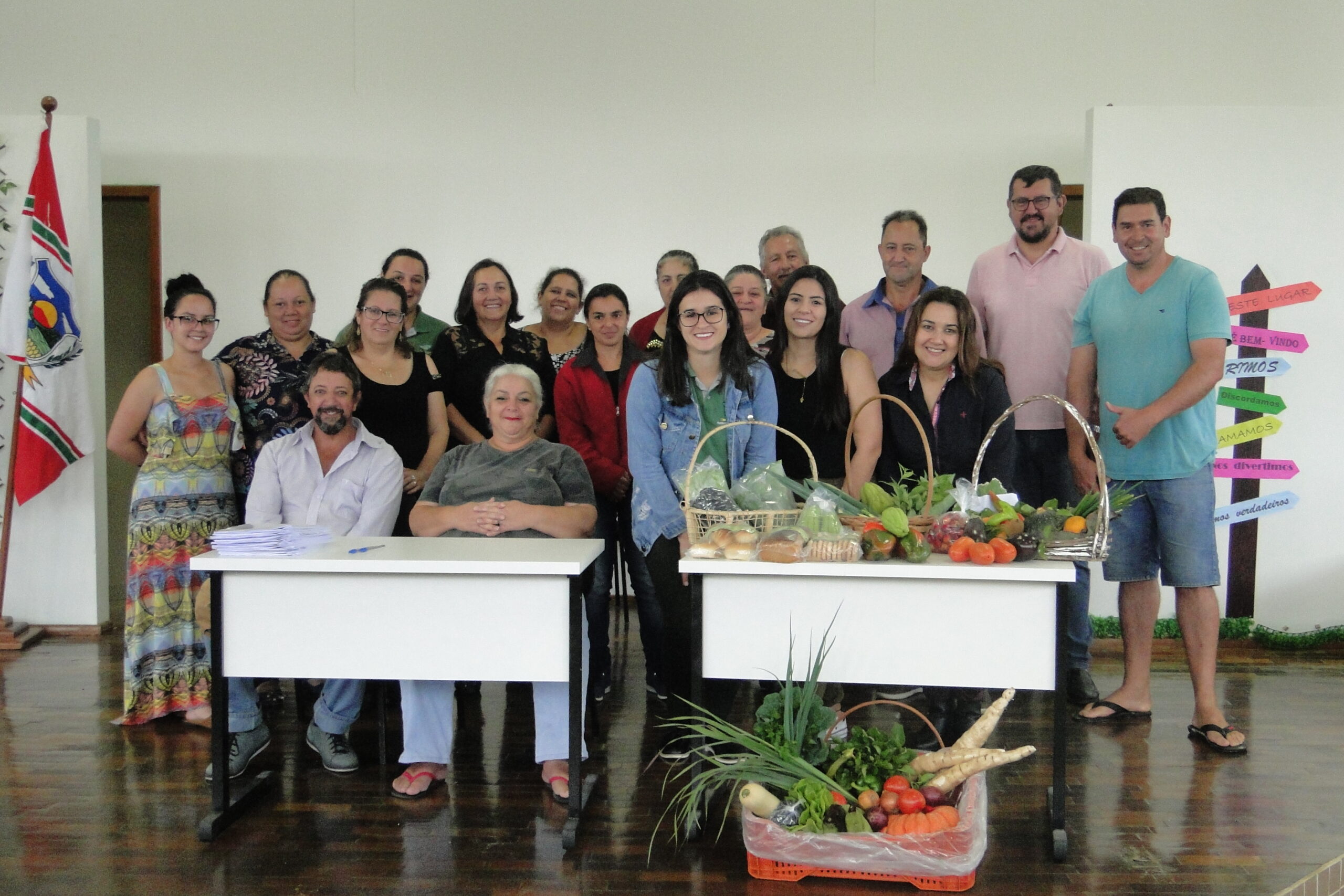 Agricultores Familiares com Prefeito João Eduardo, Vice-Prefeita Alice Pessoa e Secretária Josiane Hugen.