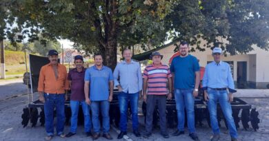 Na foto em primeiro plano: “Zico”, vereadores Jorge, Joarez e João Tadeu, Presidente da Associação dos Produtores Rurais Jonildo, Prefeito Municipal João Eduardo e Secretário de Agricultura e Meio Ambiente Roberto da Cruz.