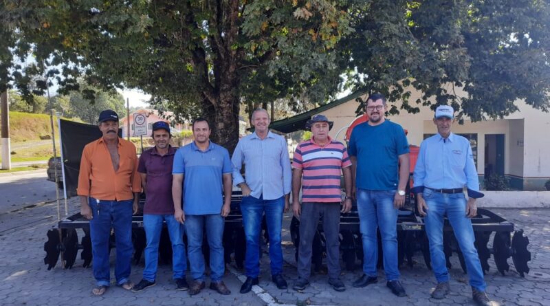 Na foto em primeiro plano: “Zico”, vereadores Jorge, Joarez e João Tadeu, Presidente da Associação dos Produtores Rurais Jonildo, Prefeito Municipal João Eduardo e Secretário de Agricultura e Meio Ambiente Roberto da Cruz.