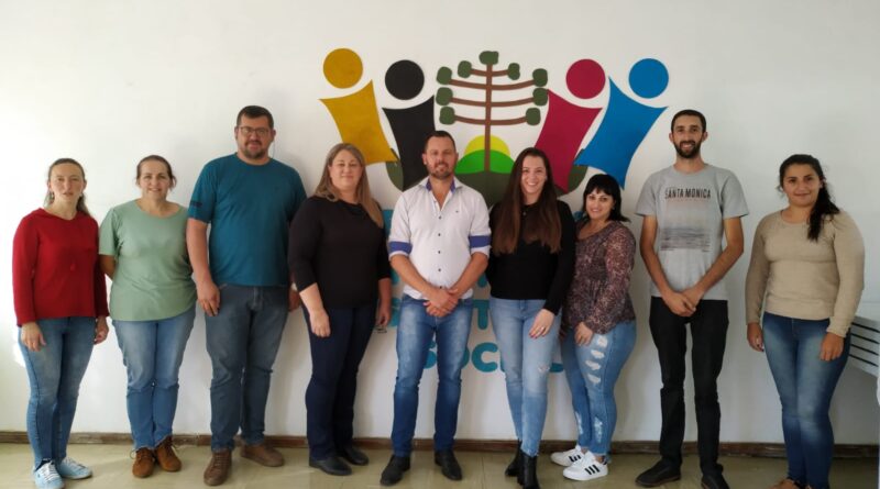 Visitantes são recebidos pelo Prefeito e equipe da Secretaria.