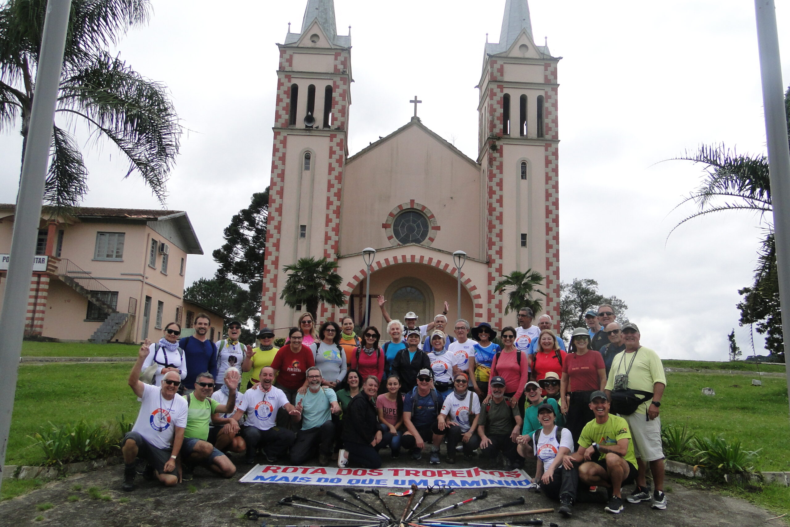 Peregrinos em frente a Igreja Matriz de Bocaina do Sul.