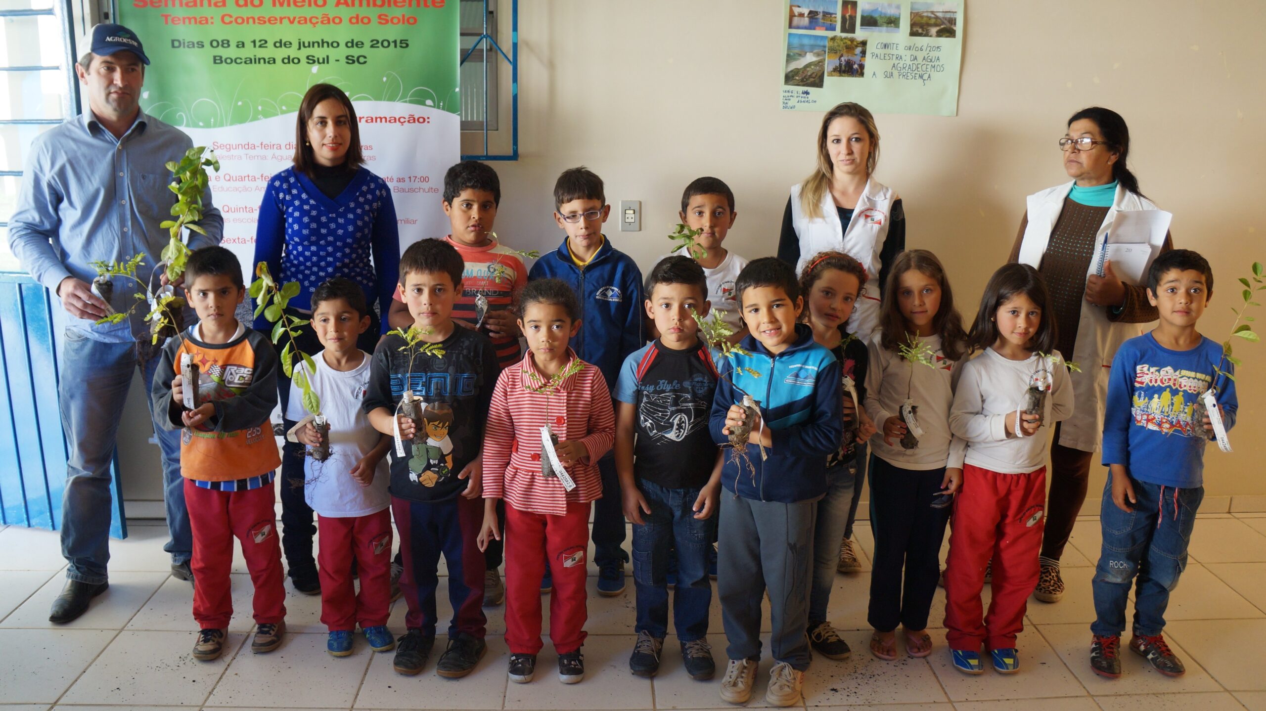 Entrega de mudas alunos escola Ana Valquiria