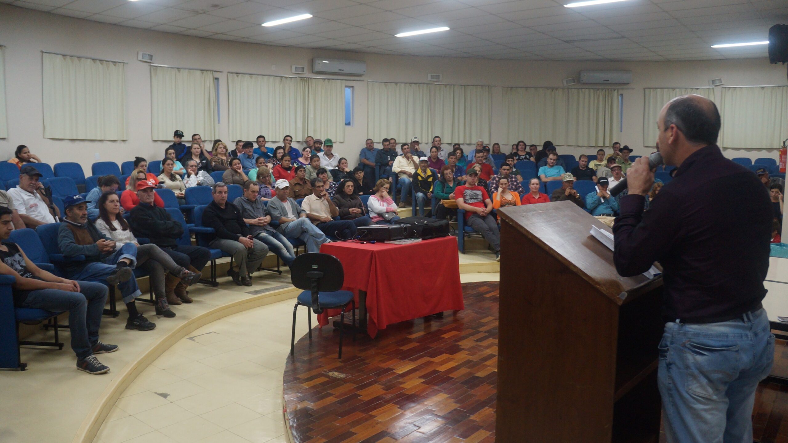 PREFEITO LUIZ EXPLANANDO SOBRE O PROGRAMA LAR LEGAL