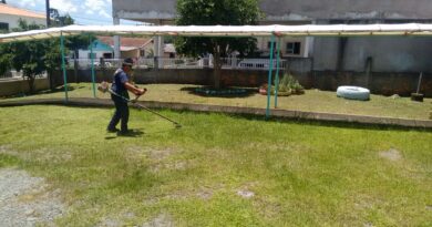 Servidor Luiz realizando serviço de roçada na APAE