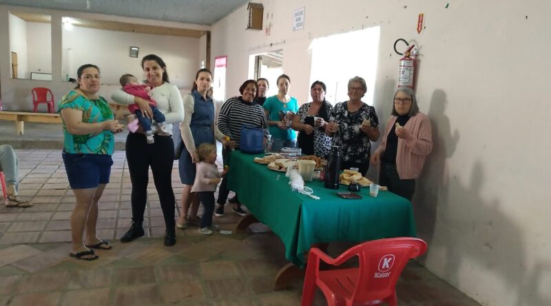 Oficinas também acontecem no interior do município - grupo da comunidade de Pessegueiros.