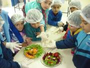 Alunos_preparando_as_saladas_com_orientacao_da_nutricionista