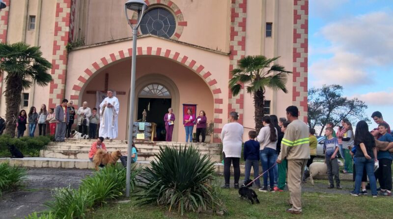 Diversos animais receberam a Benção em frente a Igreja Matriz Nossa Senhora da Boa Viagem.